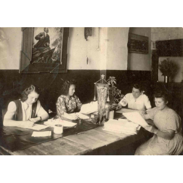 Сотрудники архива за приведением документов в порядок