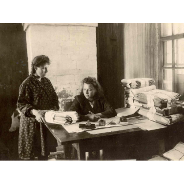 Сотрудники архива за работой