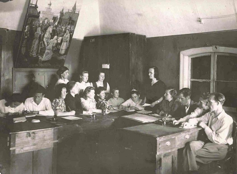 Производственное совещание сотрудников областного архива (1947-1949 гг.).